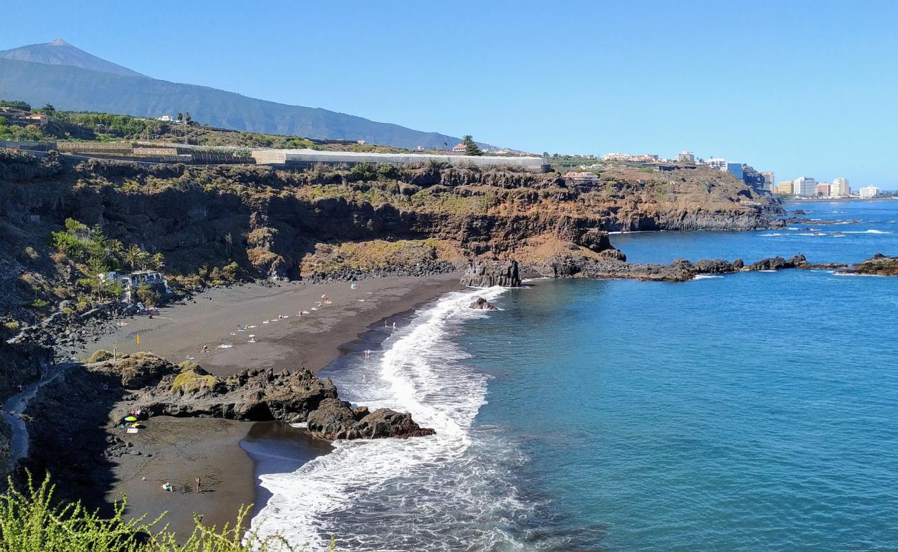 Foto de Playa del Bollullo con arena fina gris superficie