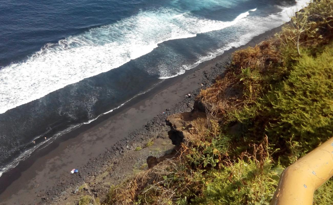 Foto de Playa del Ancón con arena fina gris superficie