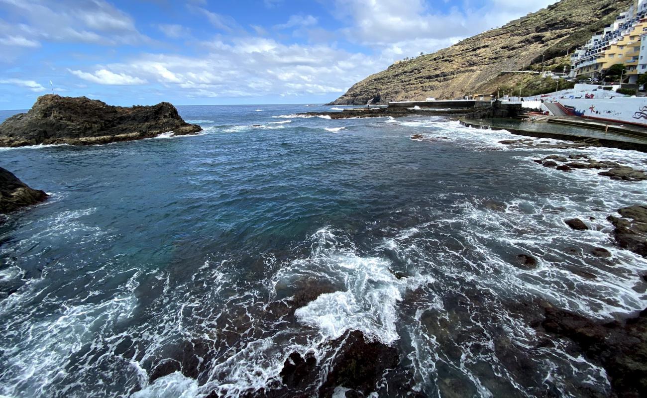 Foto de Natural pool el Pris con hormigón superficie