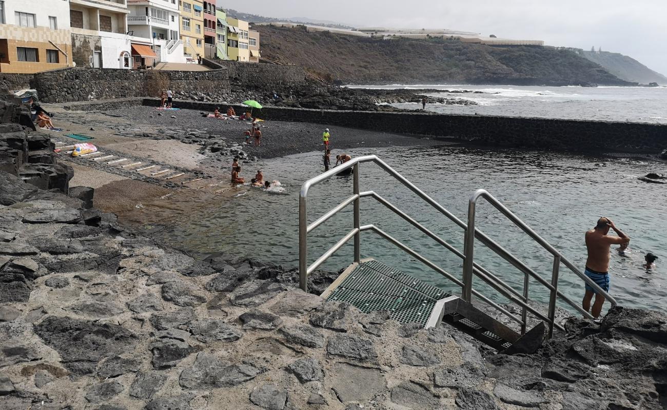 Foto de Playa del Roquillo con guijarro gris superficie