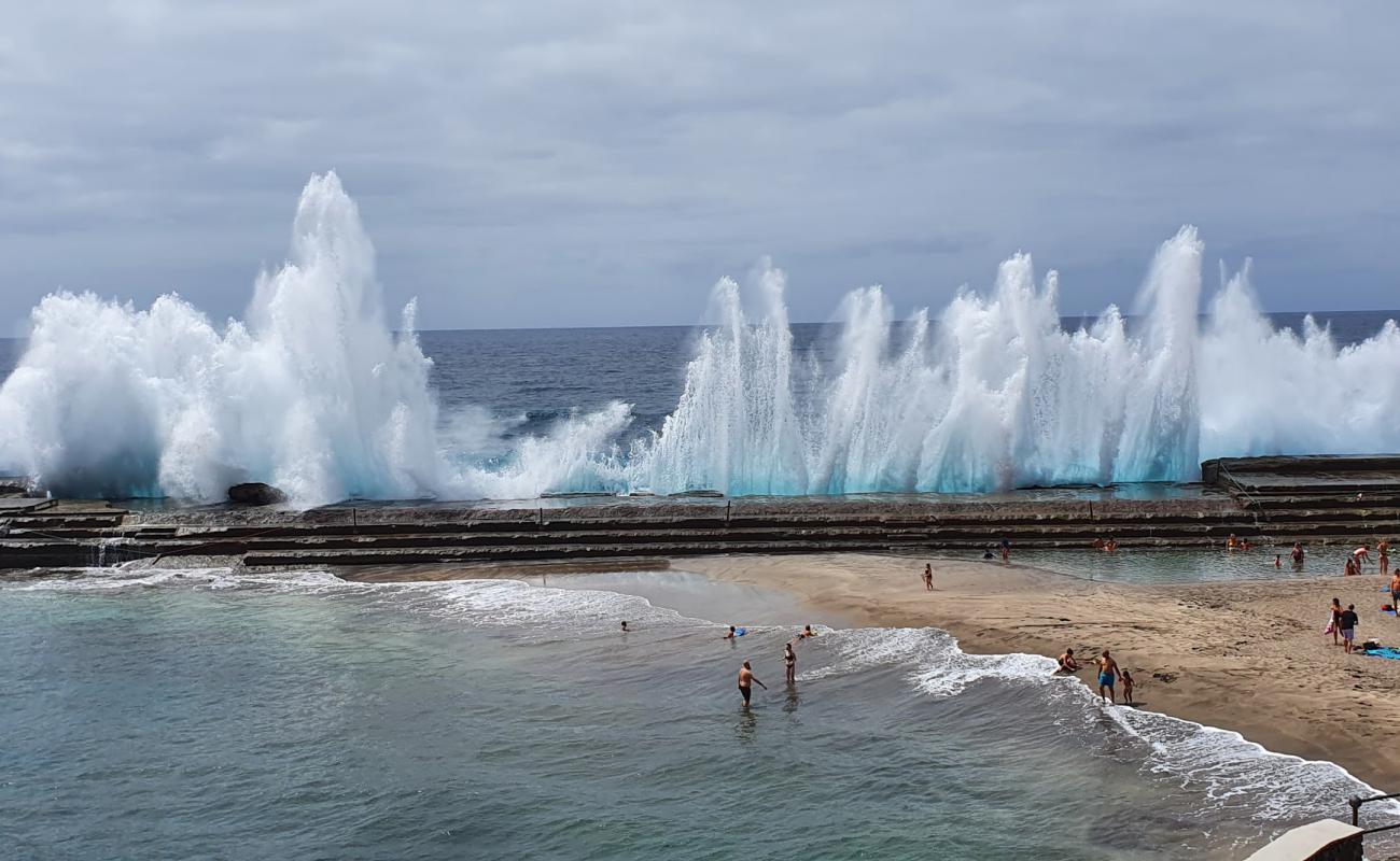 Foto de Playa de Bajamar con arena oscura superficie