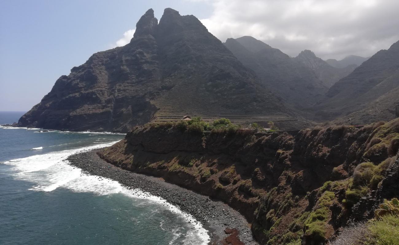 Foto de Playa de los Troches con guijarro gris superficie