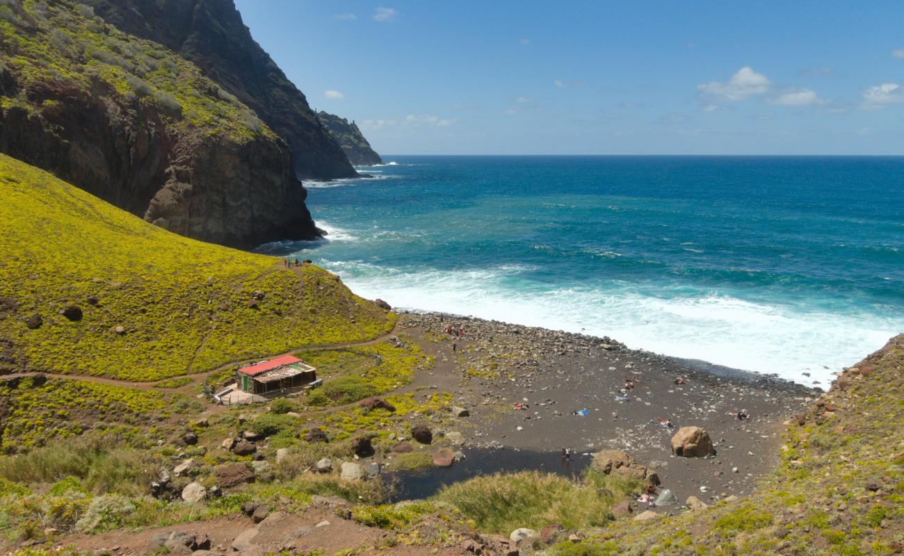 Foto de Playa Tamadiste con arena gris y piedras superficie