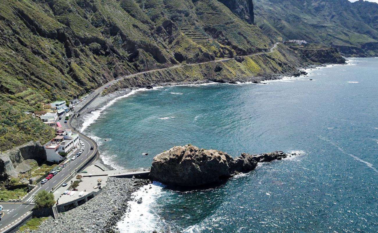 Foto de Roque de las Bodegas con arena gris superficie