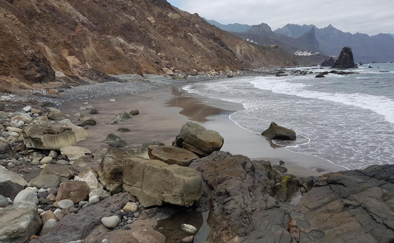 Foto de Playa Fabián con arena gris y guijarros superficie