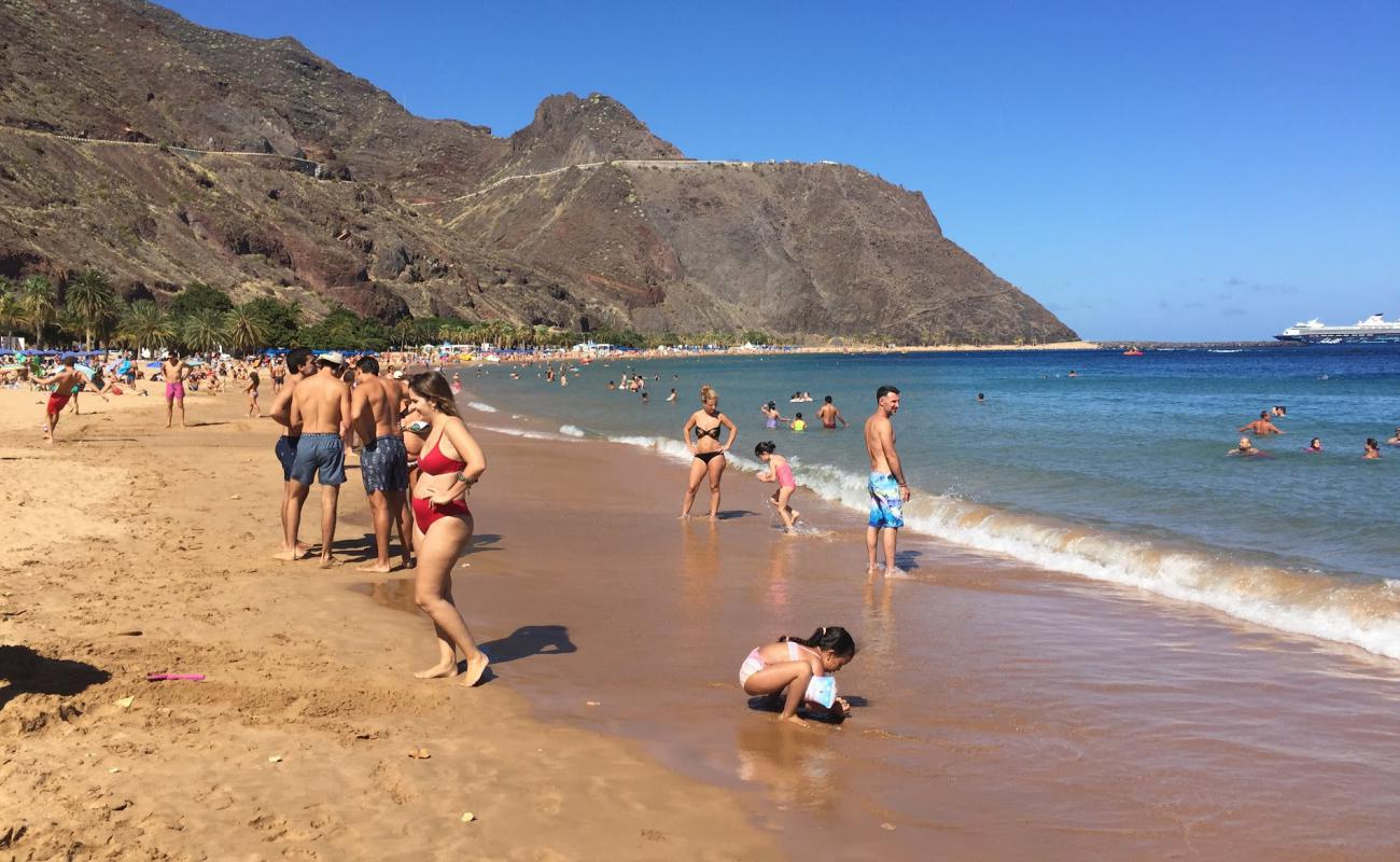 Foto de Playa De Las Teresitas con brillante arena fina superficie