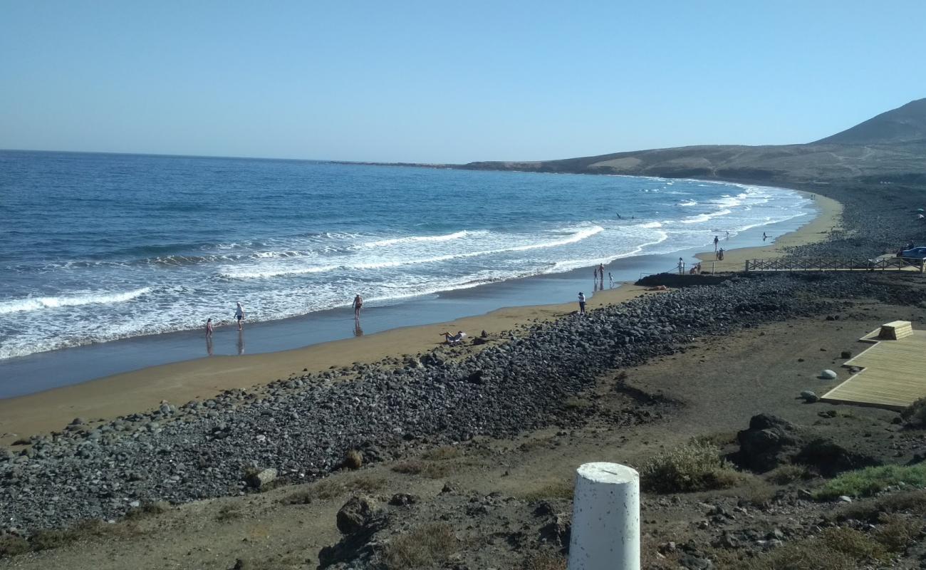 Foto de Playa de Vargas con arena/guijarros negro superficie