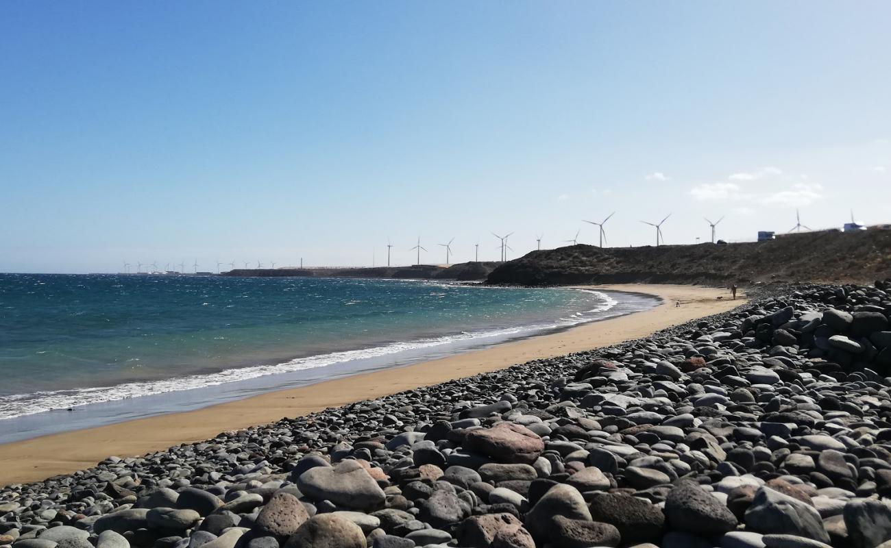 Foto de Playa de Cueva Laya con arena/guijarros negro superficie