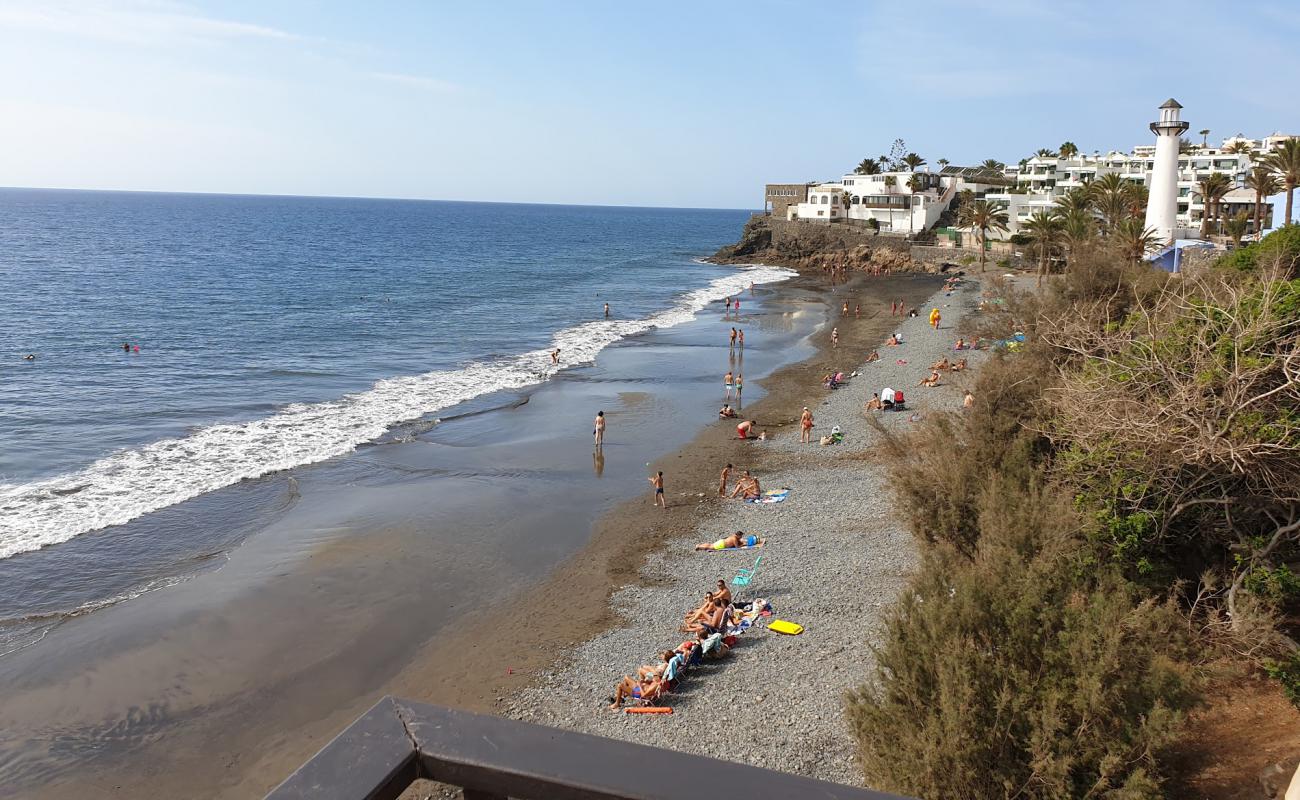 Foto de Playa del Águila con arena/guijarros negro superficie