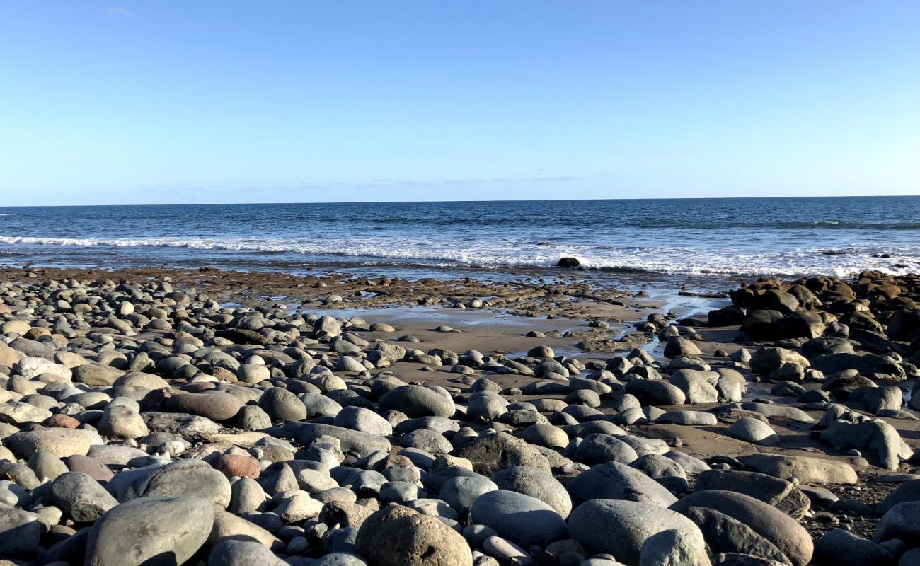 Foto de Llanillo Santa Agueda con arena gris y piedras superficie