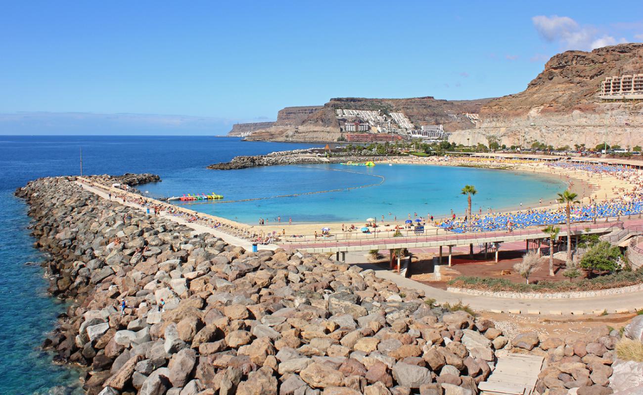 Foto de Playa de Amadores con brillante arena fina superficie