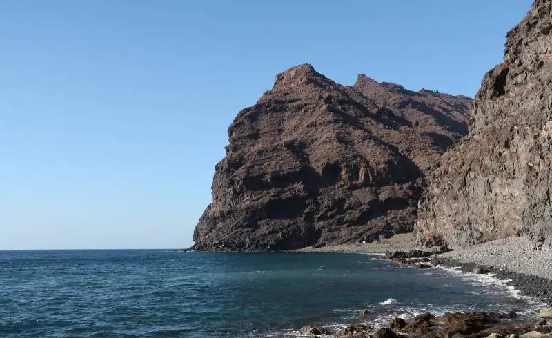 Foto de Playa de Tasartico con arena gris y piedras superficie