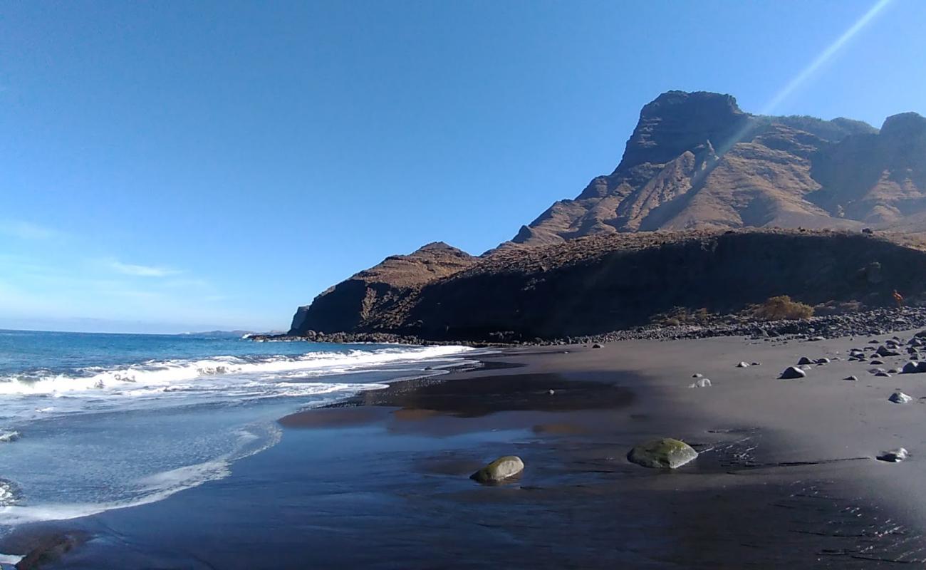 Foto de Playa Del Risco con arena gris y guijarros superficie