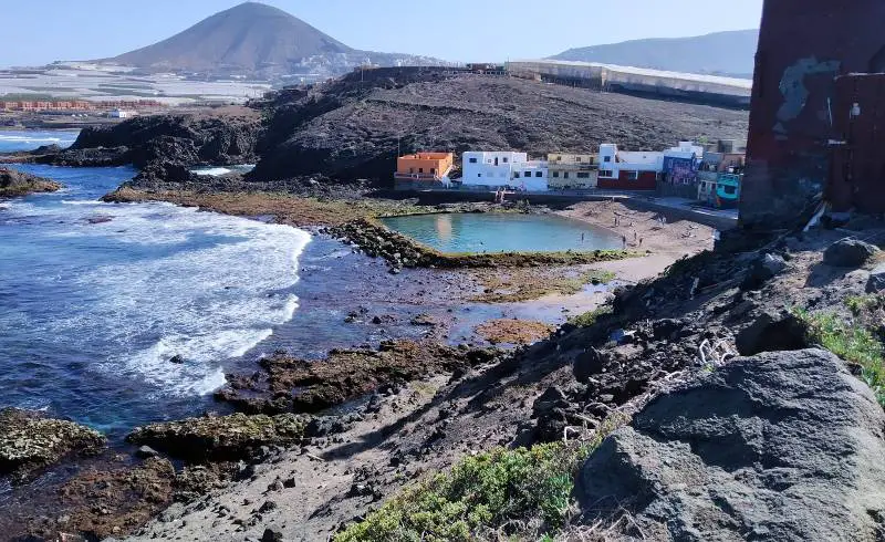 Foto de Playa Dos Roques con arena/piedras marrón superficie