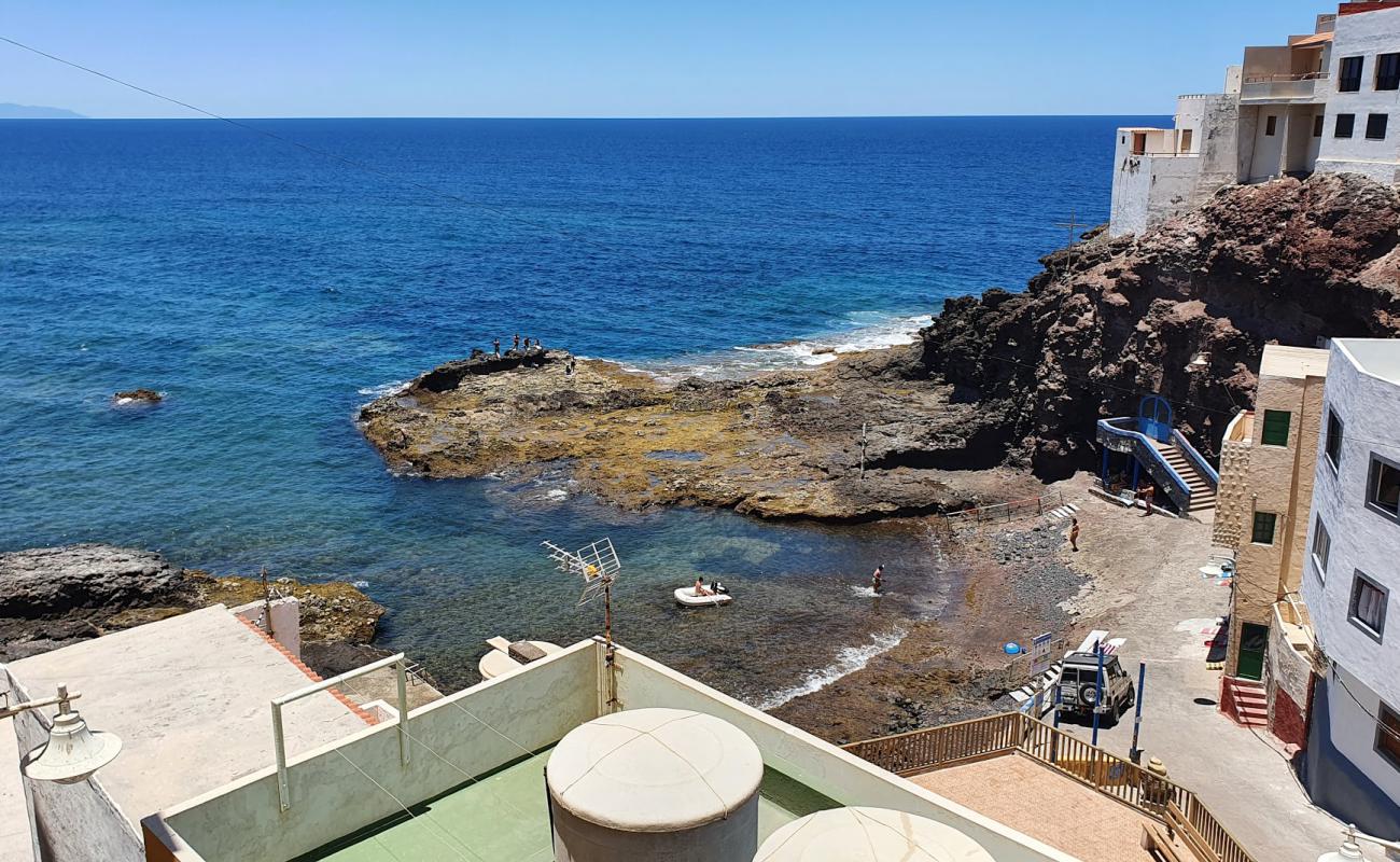 Foto de Playa de Caleta de Arriba con arena/piedras marrón superficie