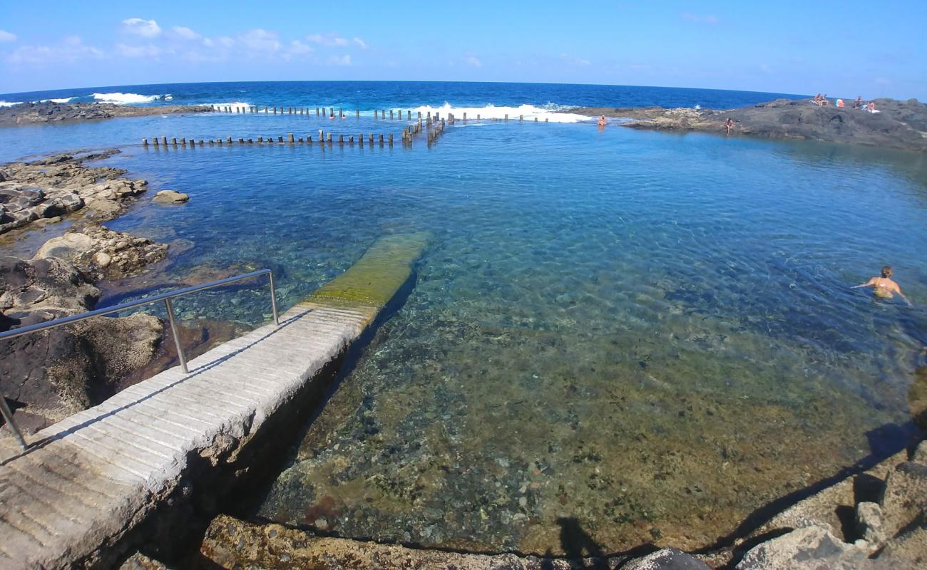 Foto de Roque prieto pools con piedra superficie