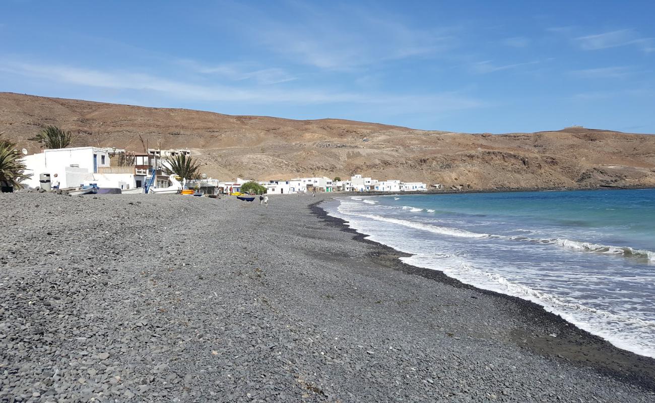 Foto de Playa Pozo Negro con arena gris y guijarros superficie