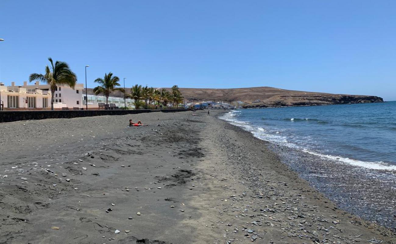 Foto de Playa negra Tarajalejo con arena gris y guijarros superficie