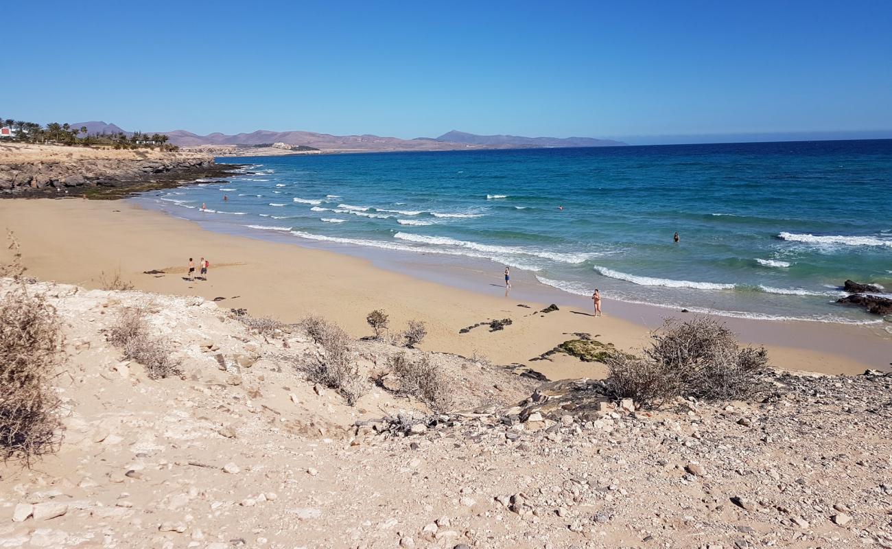 Foto de Playa Esmeralda Norte con brillante arena fina superficie