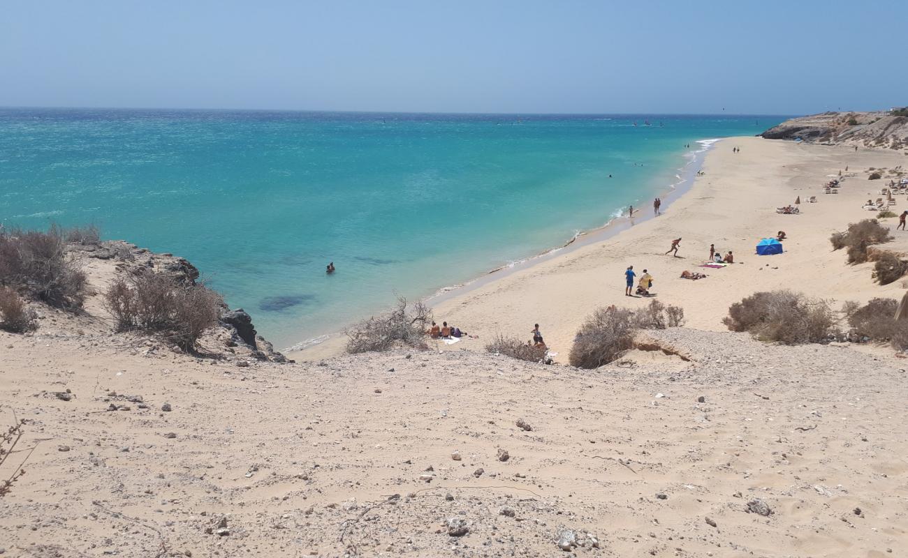 Foto de Playa Esmeralda con arena fina oscura superficie