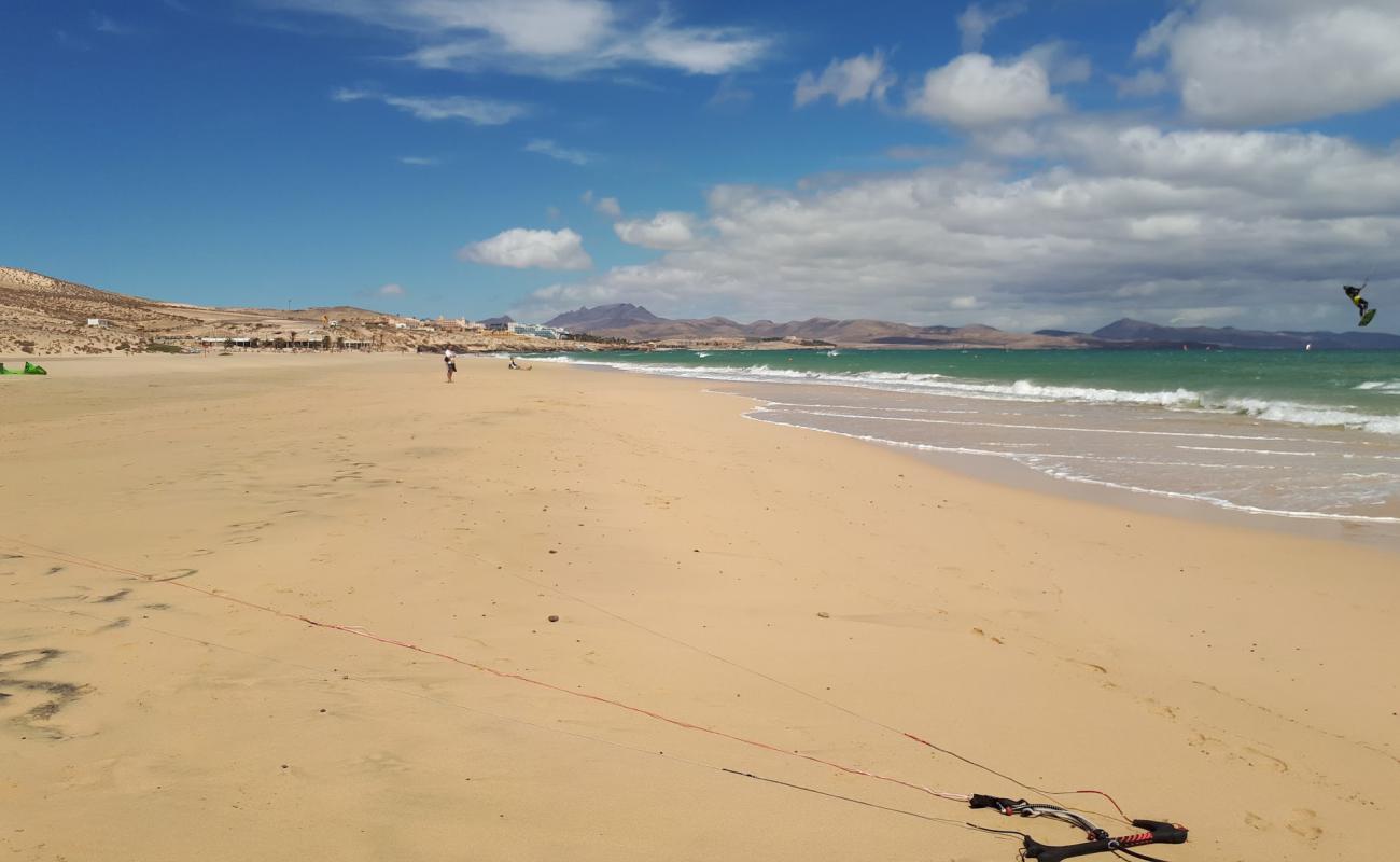 Foto de Playa de Sotavento de Jandía con arena fina oscura superficie