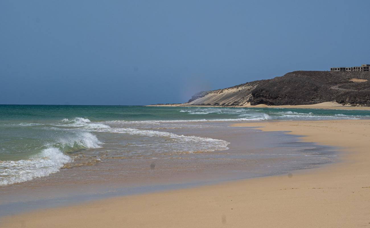 Foto de Playa Salmo con brillante arena fina superficie