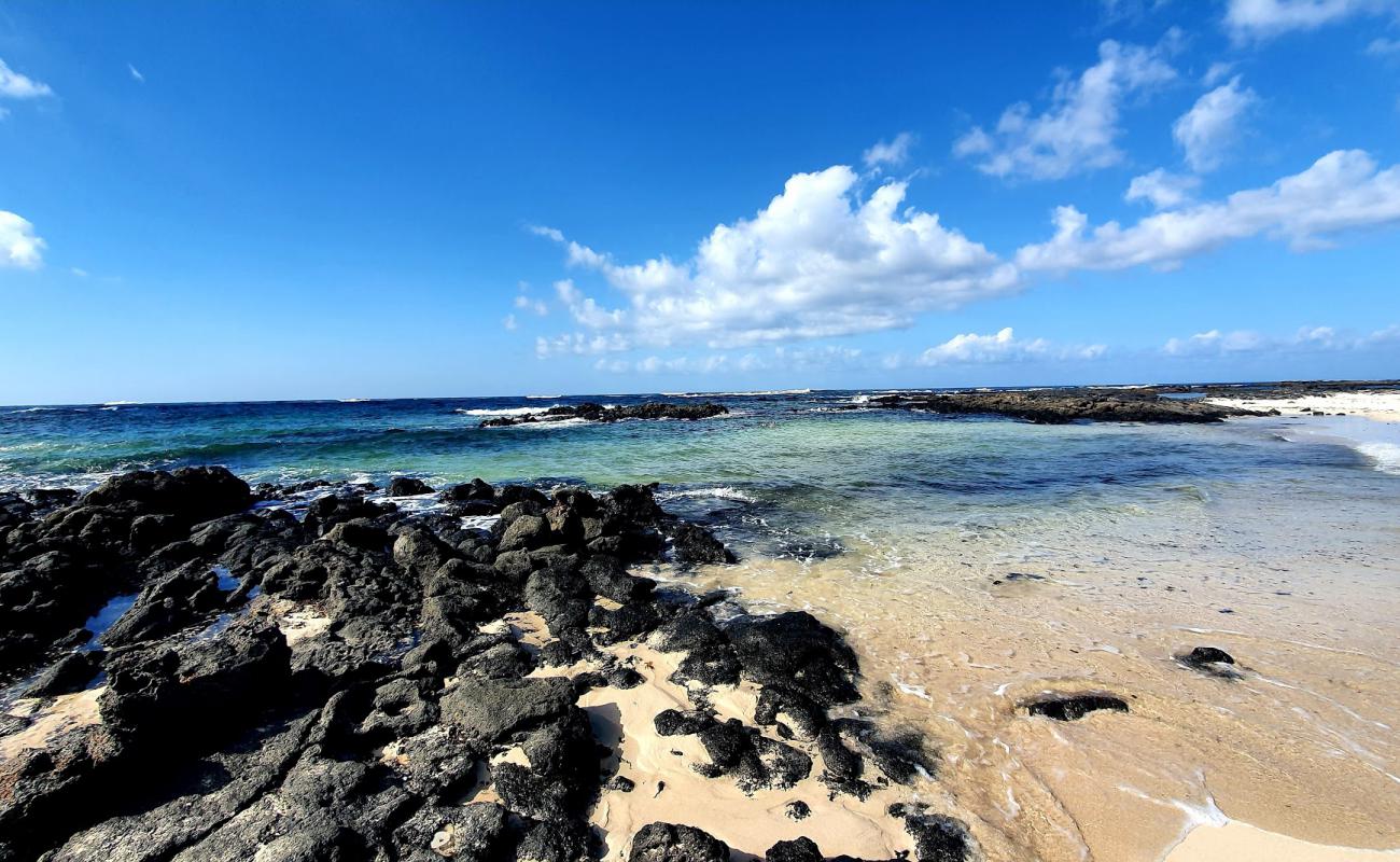 Foto de Playa La Barra con arena brillante y rocas superficie