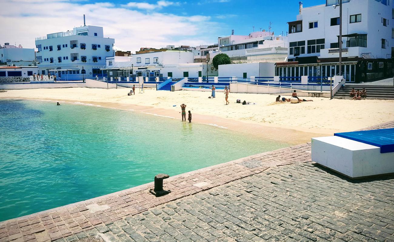 Foto de Playa se llama Corralejo. con arena brillante superficie