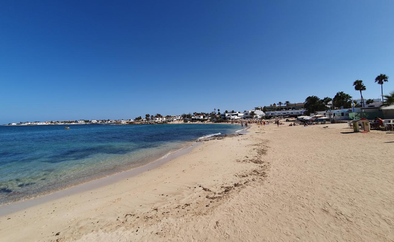 Foto de Corralejo Viejo con arena brillante superficie