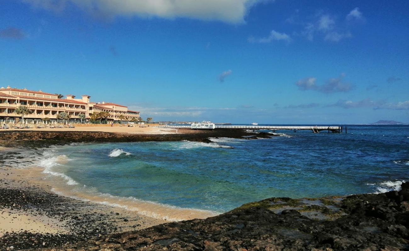 Foto de Playa Puerto Remedios con arena brillante y rocas superficie