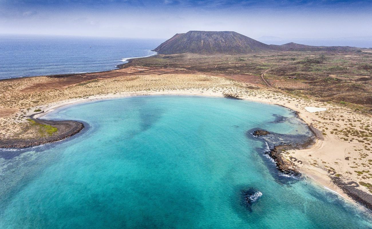 Foto de Playa De La Concha De Lobos con arena brillante superficie