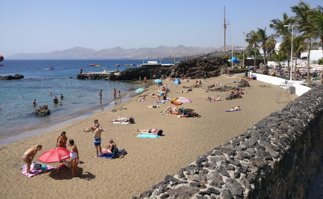 Foto de Playa Chica con arena brillante superficie