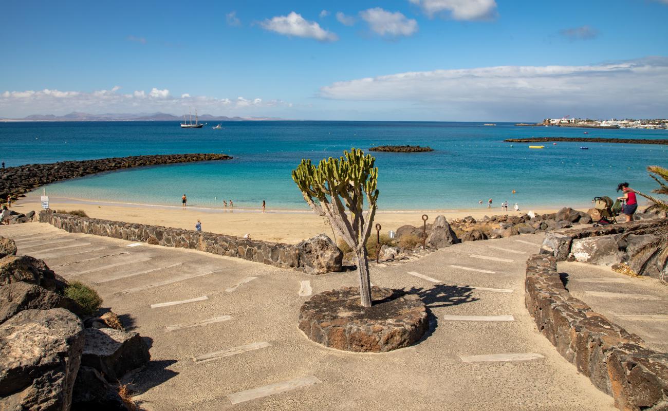 Foto de Playa Dorada con brillante arena fina superficie