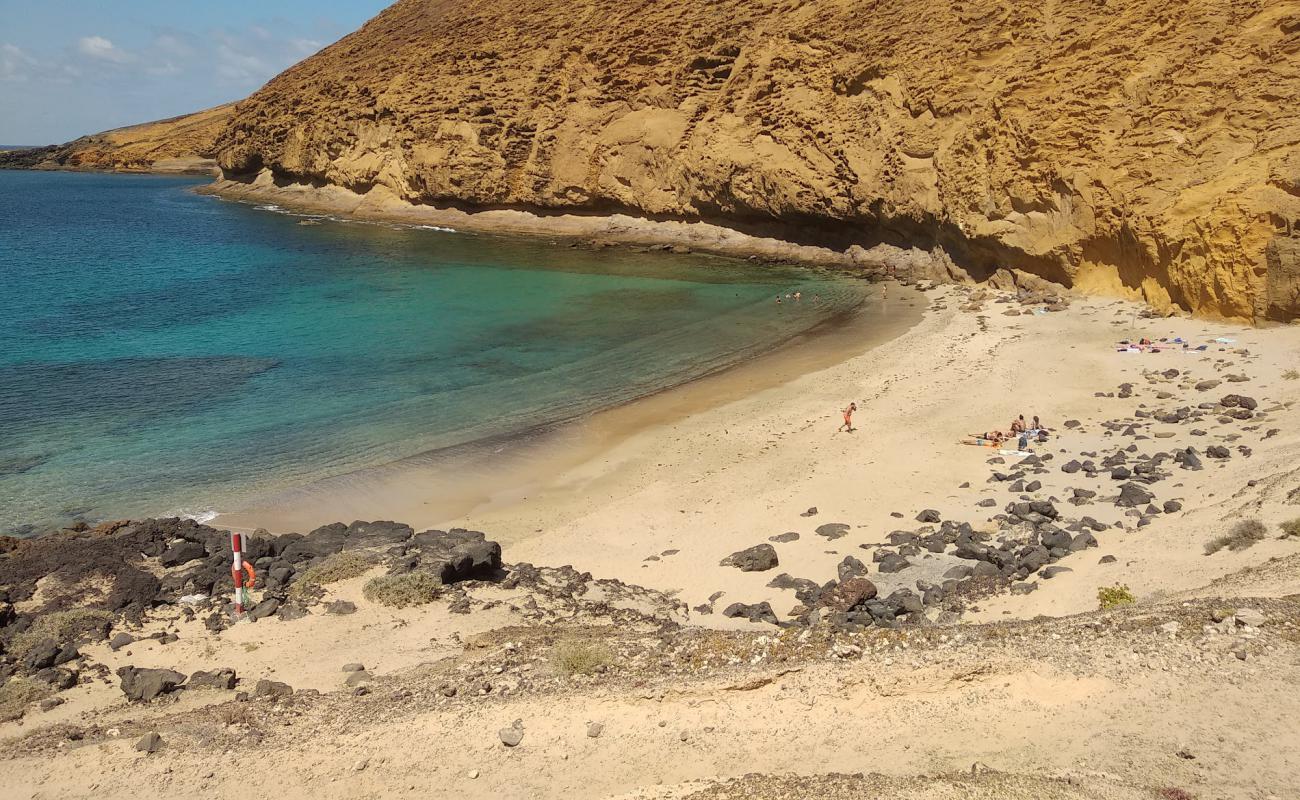 Foto de Playa Montaña Amarilla con arena brillante y rocas superficie