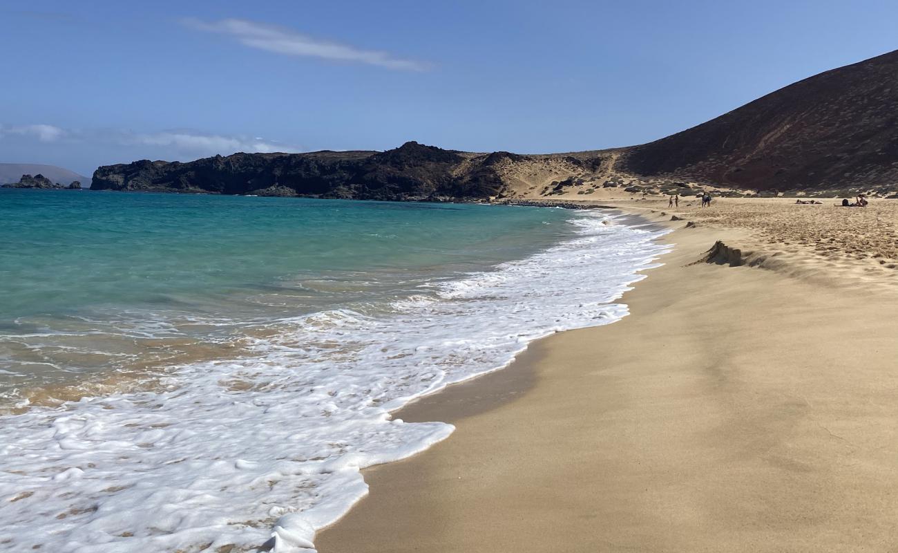 Foto de Playa de las Conchas con brillante arena fina superficie