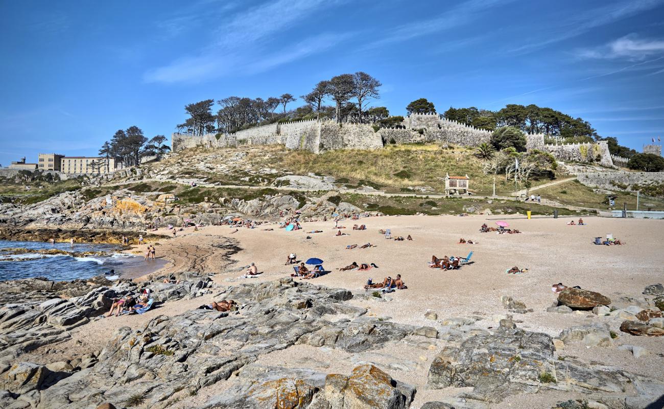 Foto de Praia da Cuncheira con arena brillante y rocas superficie