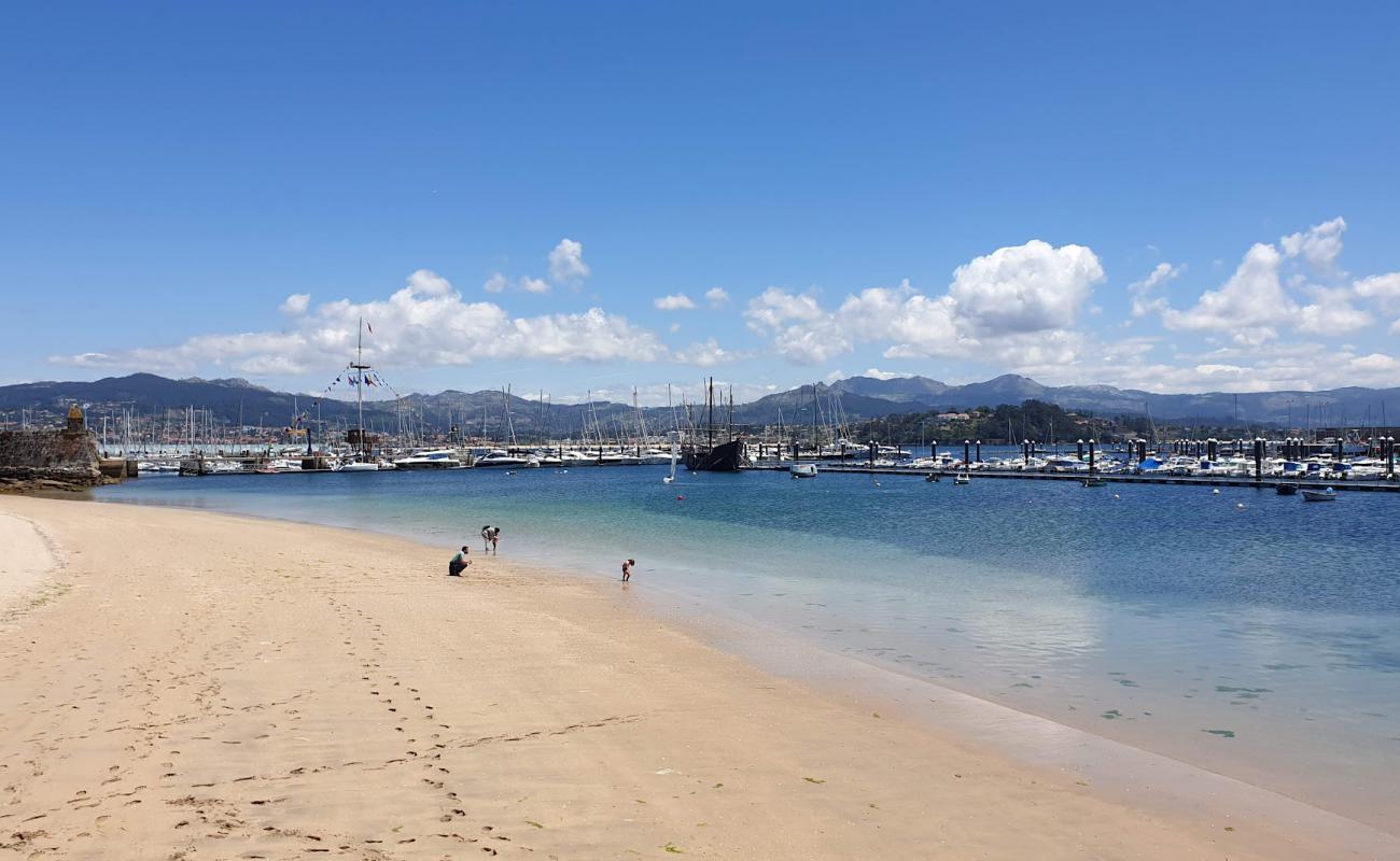 Foto de Praia da Ribeira con brillante arena fina superficie