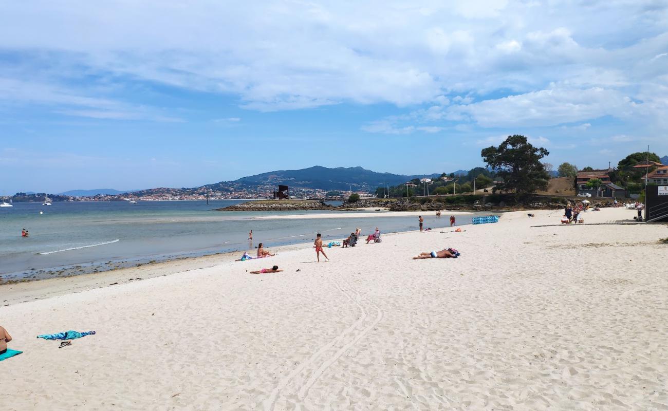 Foto de Praia de Santa Marta con arena blanca superficie