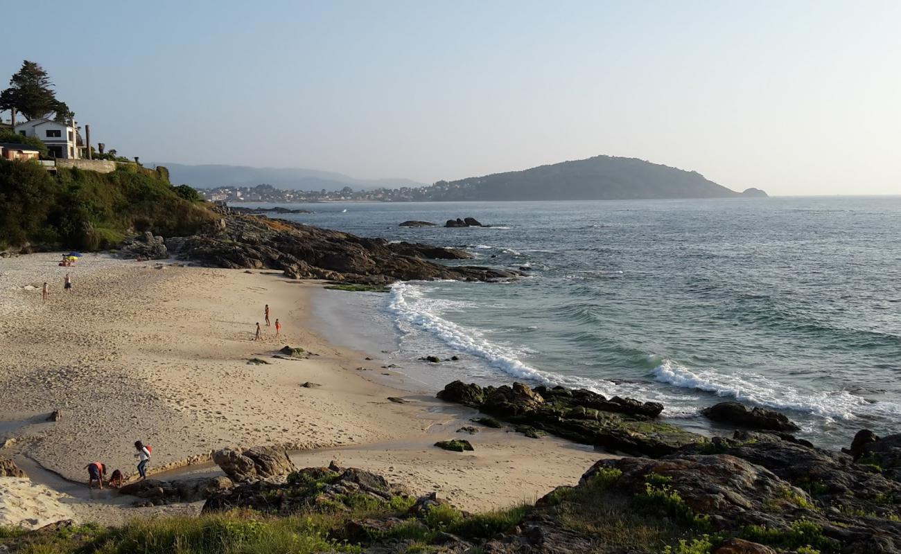 Foto de Praia dos Muiños con arena blanca superficie