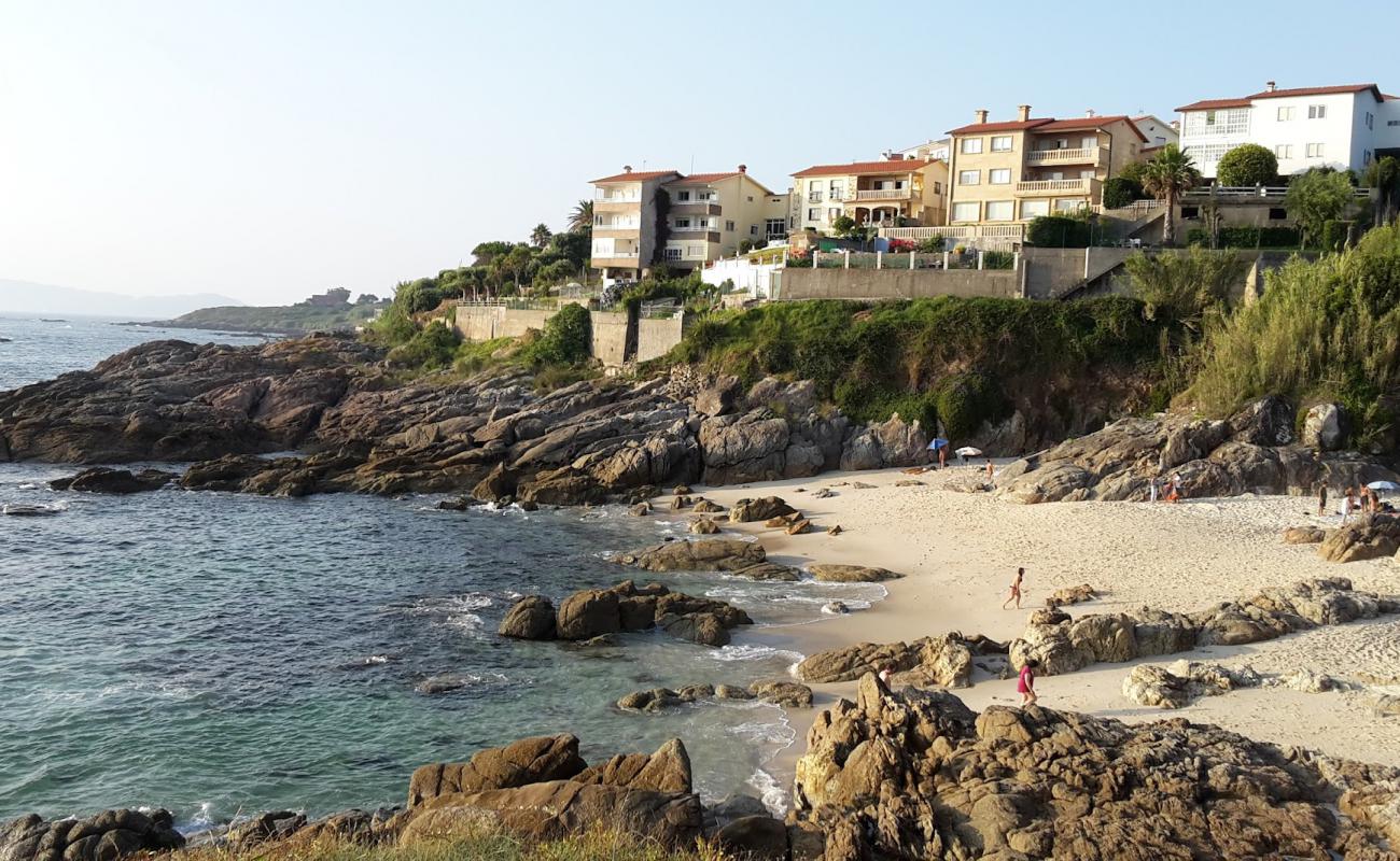 Foto de Playa de Fortiñon con arena blanca superficie