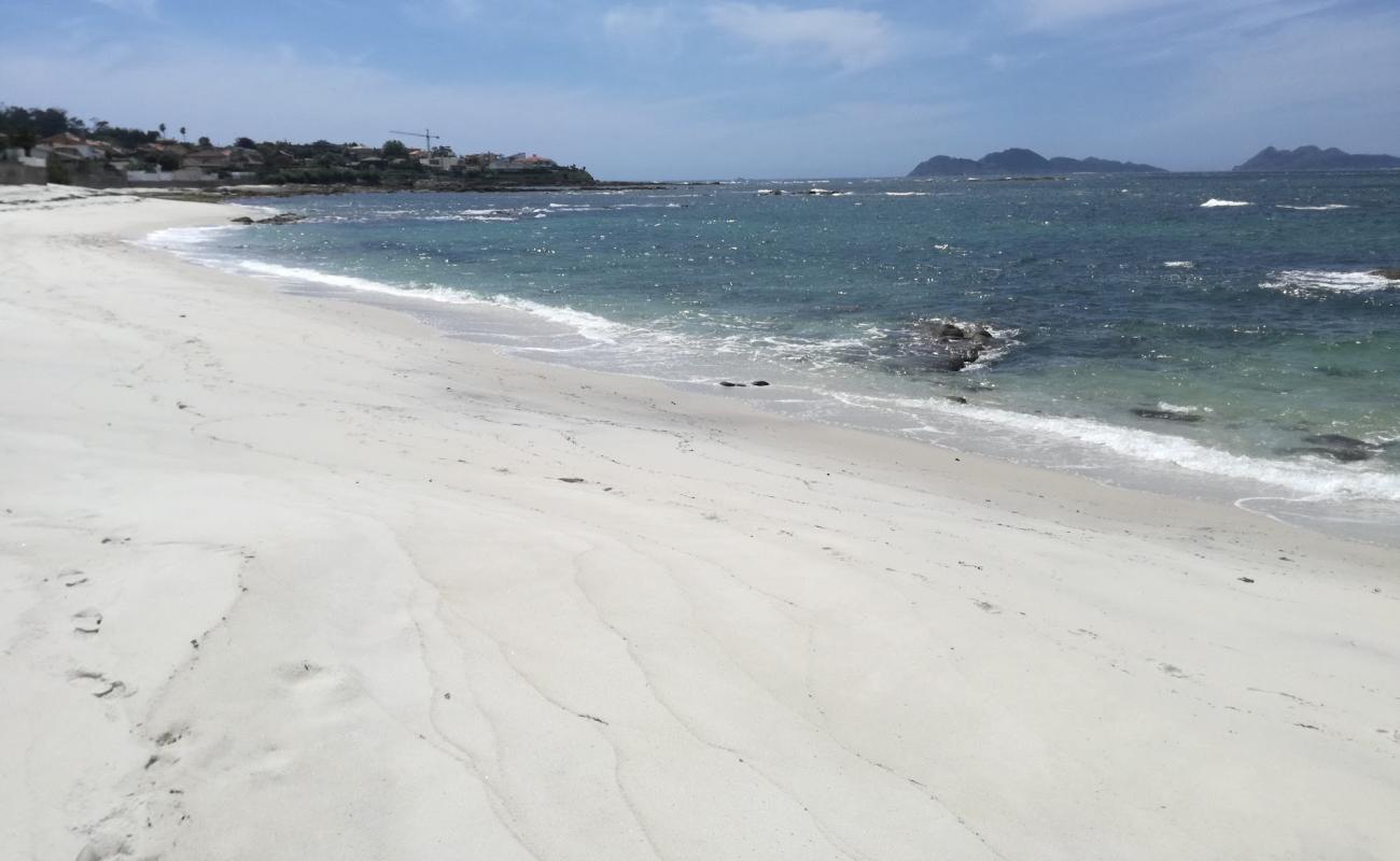 Foto de Playa de Fuchiños con arena fina blanca superficie