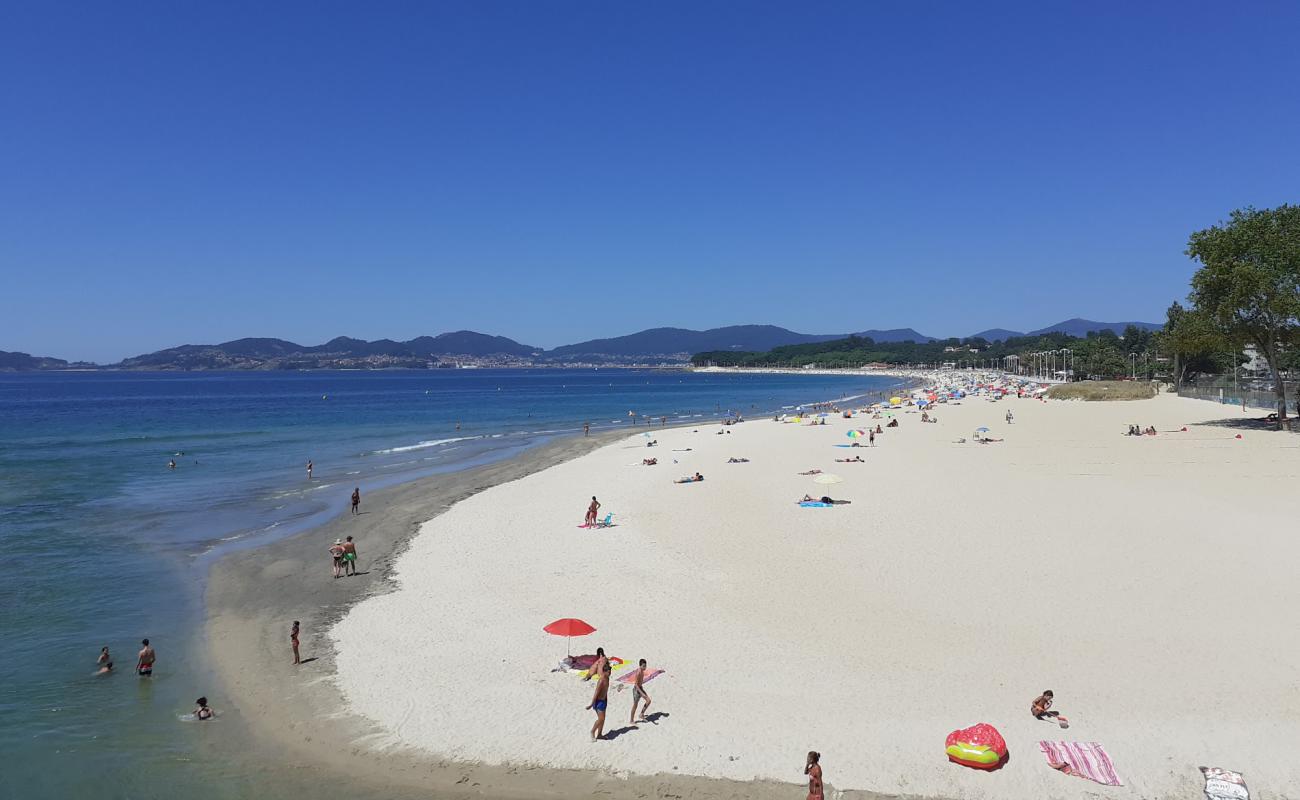 Foto de Playa de Samil con brillante arena fina superficie