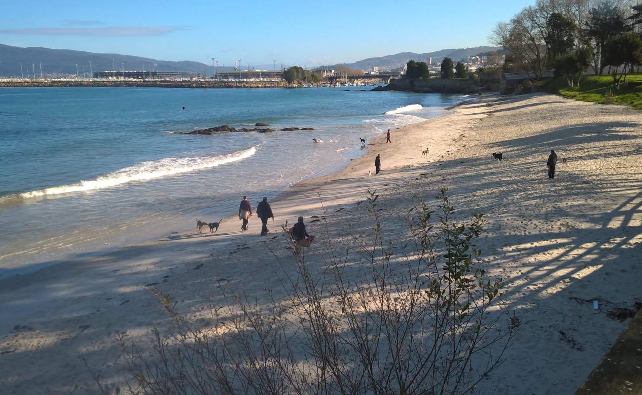 Foto de Praia de Santa Baia con arena blanca superficie