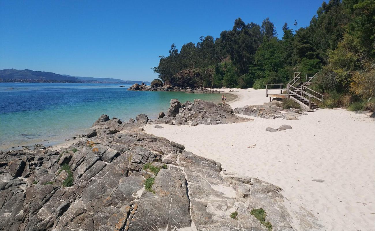 Foto de Praia Niño do Corvo con arena blanca superficie