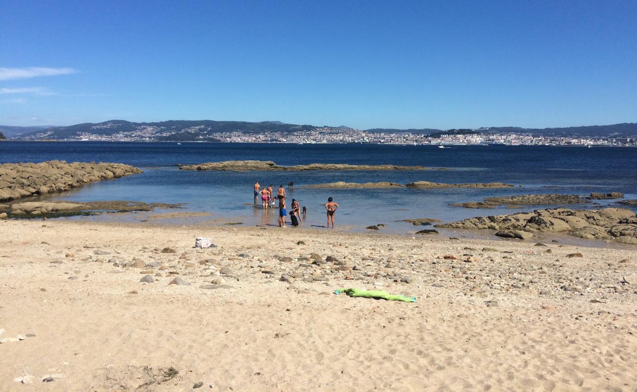 Foto de Praia da Cunchiña con arena de concha brillante superficie