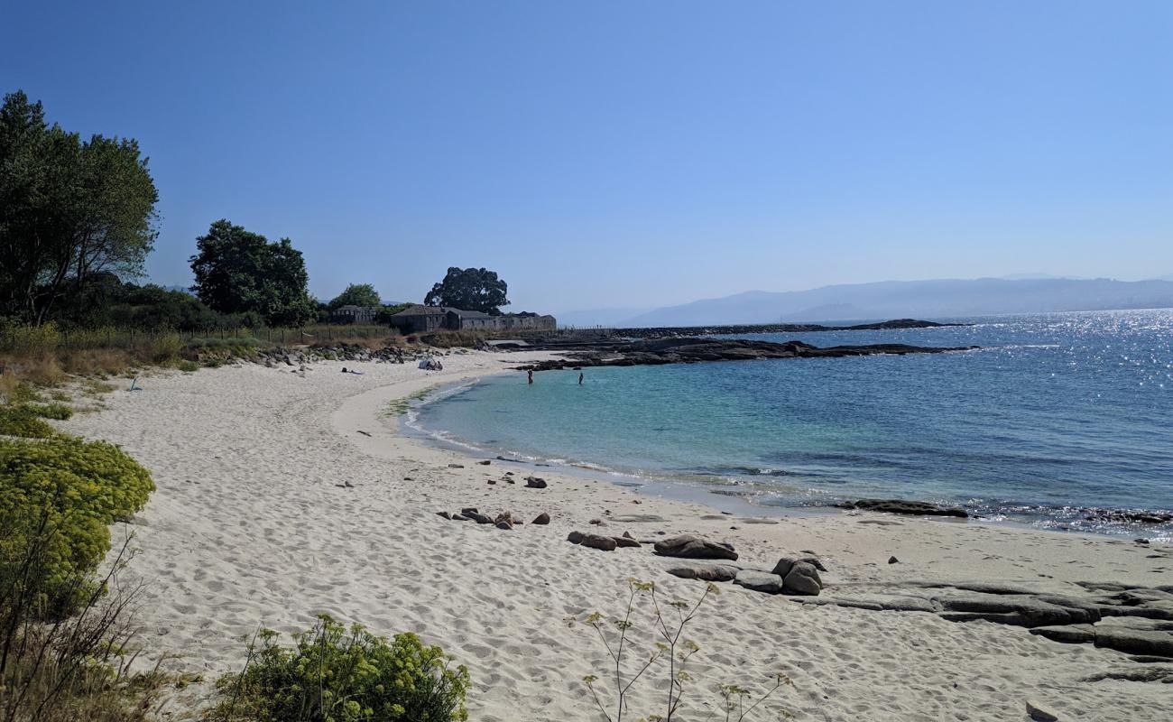 Foto de Praia do Medio con arena blanca superficie