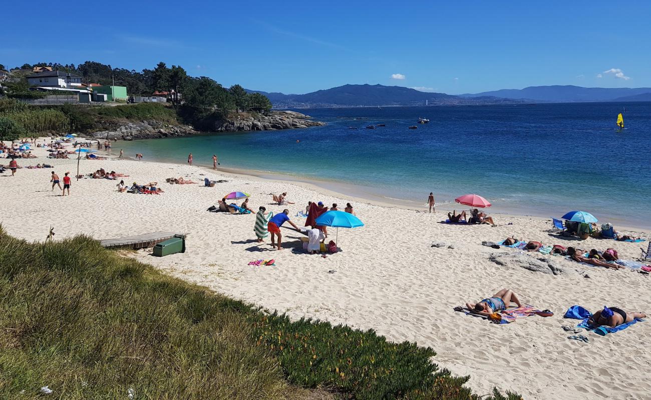 Foto de Praia de Liméns con arena fina blanca superficie