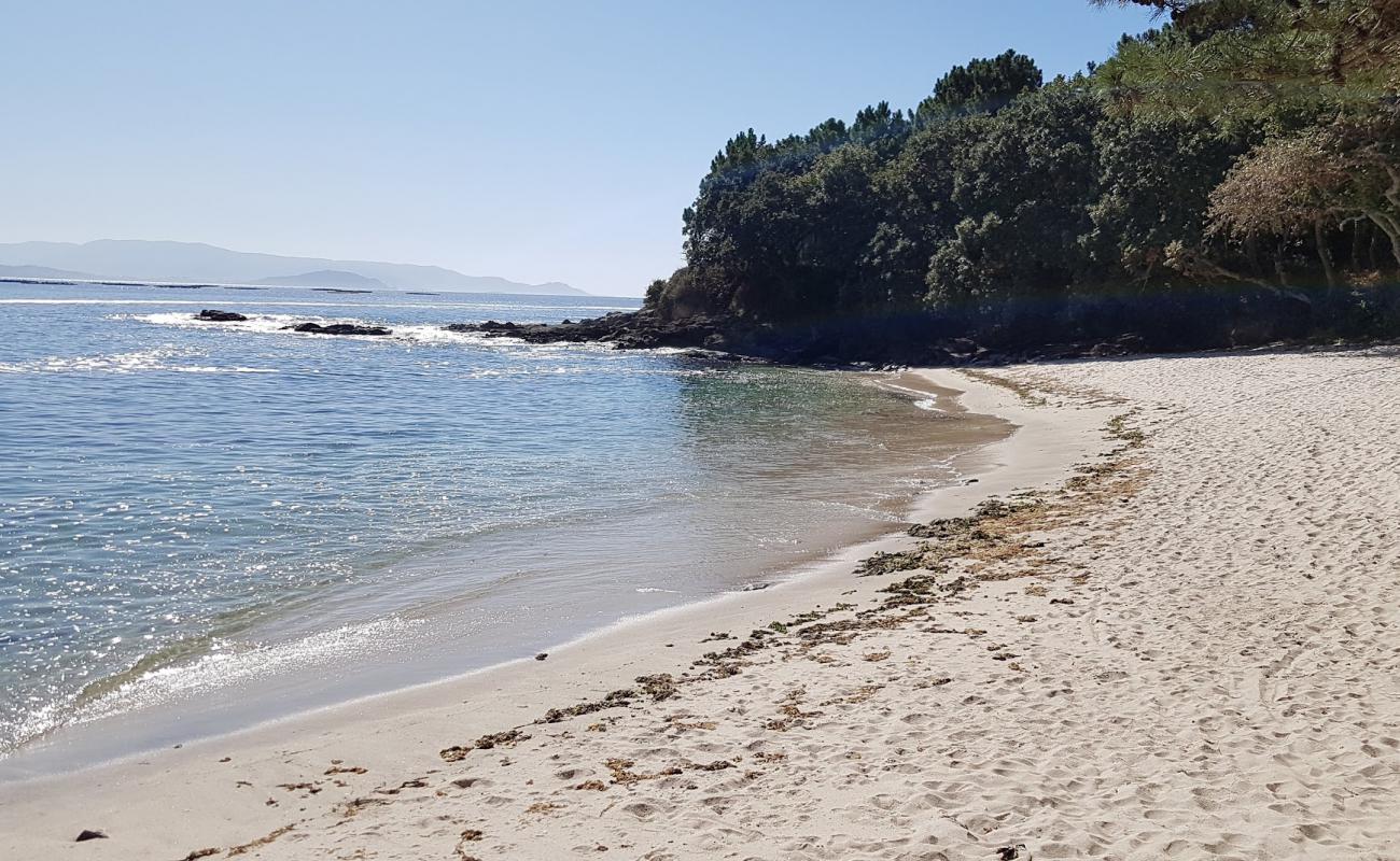 Foto de Praia das Moscas con arena blanca superficie