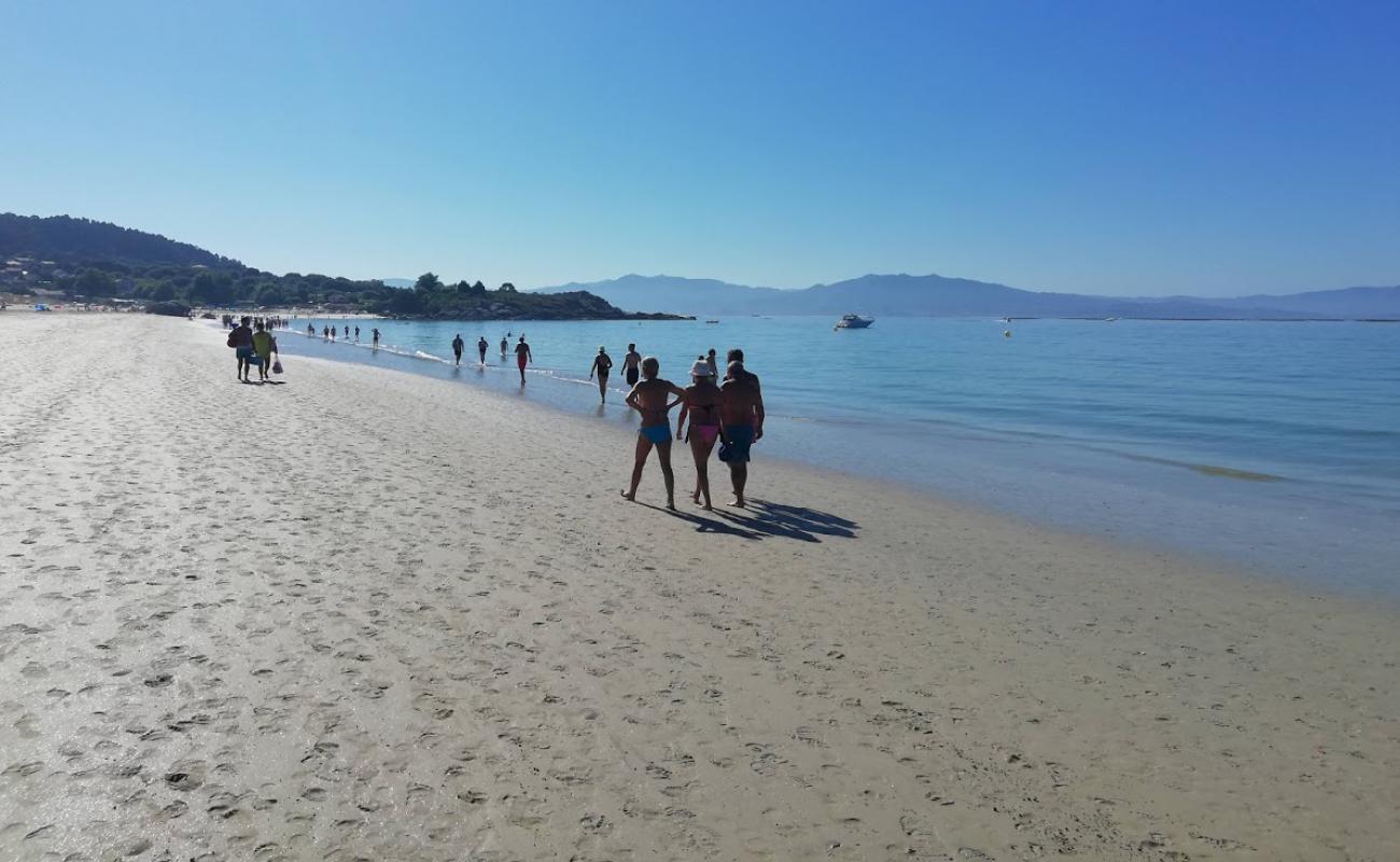 Foto de Playa de Nerga con arena fina blanca superficie