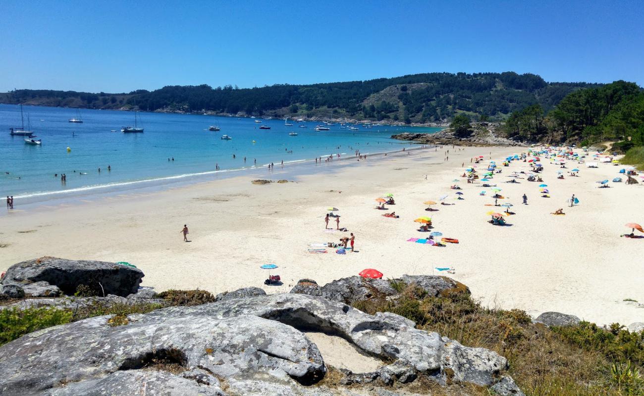 Foto de Playa de Viñó con brillante arena fina superficie